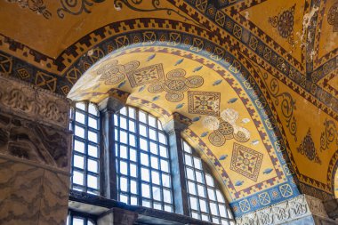 Mozaik kemerler ve pencerelerle iç mekanların mimari ayrıntıları.