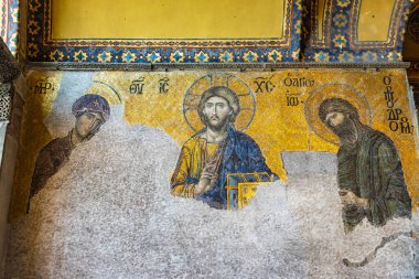 Tarihi binada dini figürlerin antik Bizans mozaiği.