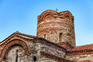 Nezsebar 'da haç ve mavi gökyüzü olan antik Bizans tuğla kilisesi.