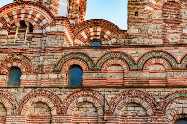 Essebar 'daki kilisenin detaylı tuğla ve taş işçiliğiyle Bizans mimarisi.