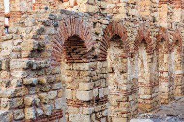 Tarihi bölgede kemerli açıkları olan antik taş ve tuğla kalıntıları..