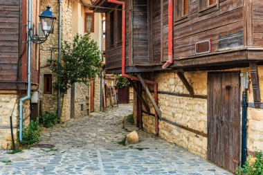 Taş yolu ve kırsal ahşap binaları olan tarihi Avrupa geçidi.