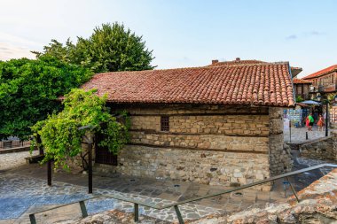 Büyüleyici eski kasabasında kiremitli çatılı tarihi taş bina. 1 Ağustos 2025, Nessebar Bulgaristan.