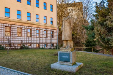 J.W. 'nin heykeli. Tarihi binaların yakınındaki şehir parkında. 18 Mart 2025, Madalyon, Çek Cumhuriyeti.