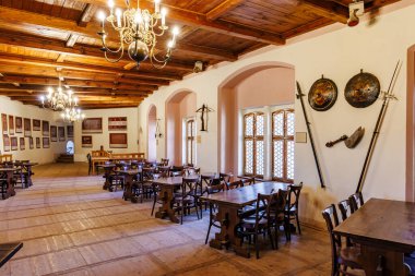 Antika dekorlu ve ahşap kaplamalı tarihi şato yemekhanesi. 18 Mart 2025, Madalyon, Çek Cumhuriyeti.