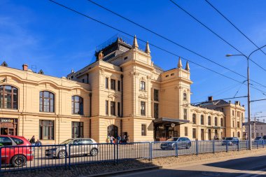 Güneşli bir günde mavi gökyüzü olan tarihi Avrupa tren istasyonu binası. 21 Mart 2025, Ceske Budejovice, Çek.