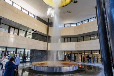 Modern binadaki gayzer patlaması izleyiciler tarafından izleniyor. 18 Mart 2025, Karlovy Vary, Çek Cumhuriyeti.