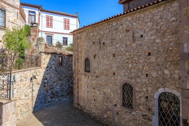 Antika Avrupa Köy Caddesi 'ndeki tarihi taş binalar.