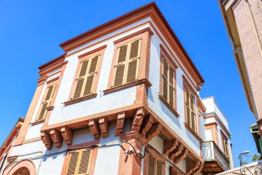 Mavi gökyüzü zeminli geleneksel Akdeniz mimarisi.