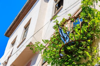 Akdeniz binasında yeşil ve mavi gökyüzü olan kırsal balkon..