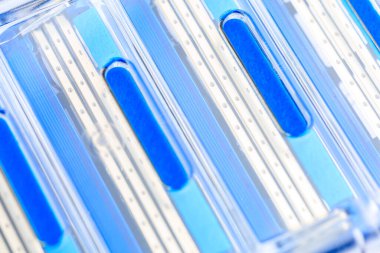 Mavi aksanlı tek kullanımlık jiletleri yakından çek..