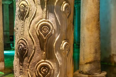 Yeraltı odasında karmaşık oymalar olan kadim bir sütun..