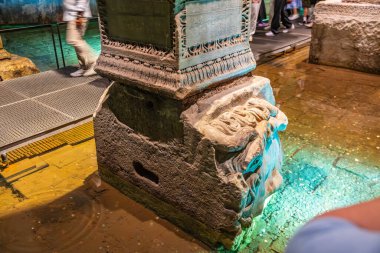 Bazilika sarnıçında antik medusa başı, İstanbul.