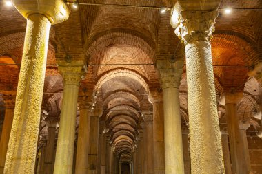 Aydınlatılmış kolonları ve kemerleri olan antik Bizans sarnıcı, İstanbul.