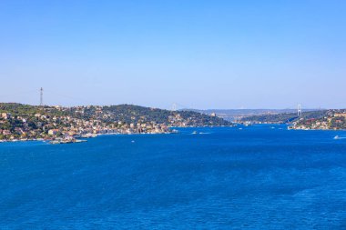 İstanbul Boğazı 'nın berrak mavi gökyüzü ve şehir manzarasıyla manzarası.