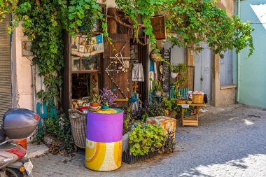 Renkli dekorları ve bitkileri olan büyüleyici bir açık hava tezgahı. 3 Ağustos 2025, Ayvalik, Türkiye.