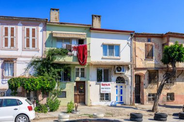 Renkli tarihi Türk caddesi, taşra evleri ve canlı yüzüyle. 3 Ağustos 2025, Ayvalik, Türkiye.