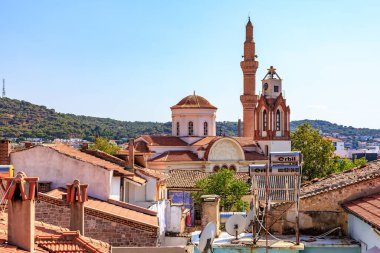 Alibey Camii 'nin manzarası ve Cunda Adası' ndaki geleneksel çatılar, hindi. 3 Ağustos 2025, Ayvalik, Türkiye.