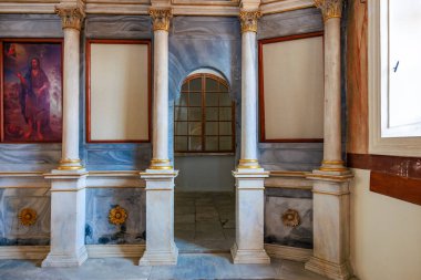 Klasik iç dekorasyonu mermer sütunlar ve karmaşık kalıplarla süsleyin. 3 Ağustos 2025, Ayvalik, Türkiye.