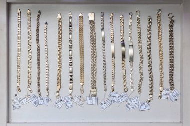 Kuyumcu vitrininde çeşitli metal bilezikler sergileniyor. 3 Kasım 2023 Balti Moldova.