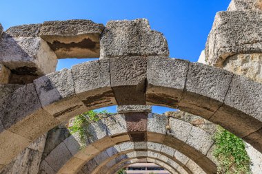 Antik Roma kemerleri açık mavi gökyüzüne karşı. İzmir, İzmir 'de antik İzmir kalıntıları.