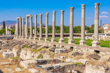 Eski ikonik korint sütunlar. İzmir, İzmir 'de antik İzmir kalıntıları.