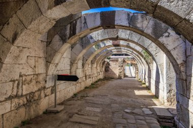 Tarihi Roma bölgesinde antik taş kemer yolu koridoru. İzmir, İzmir 'de antik İzmir kalıntıları.