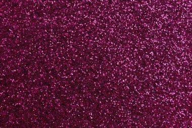 Mor parıltılı bir yüzeye yakın çekim. Yüzey küçük, parlak, renkli beneklerle dolu. Görüntü rüya gibi, ruhani bir kaliteye sahip, sanki bir resim ya da fotoğrafmış gibi.