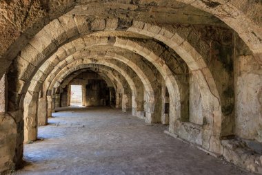 Tarihi Roma harabelerinde antik taş kemerli koridor. İzmir, İzmir 'de antik İzmir kalıntıları.