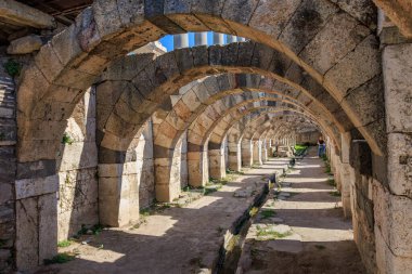 Antik Roma kemerleri, güneşli gökyüzünün altında İzmir harabeleri içinde. İzmir, İzmir 'de antik İzmir kalıntıları.