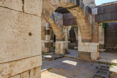 Antik taş kemer yolları ve kalıntılar. Tarihi bir ortamda, güneş ışığıyla aydınlatılmış gölgeler. İzmir, İzmir 'de antik İzmir kalıntıları.