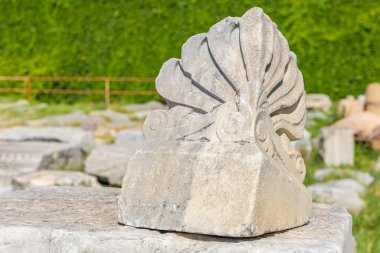 Açık hava tarihi sahasında antik mermer mimari parça. İzmir, İzmir 'de antik İzmir kalıntıları.