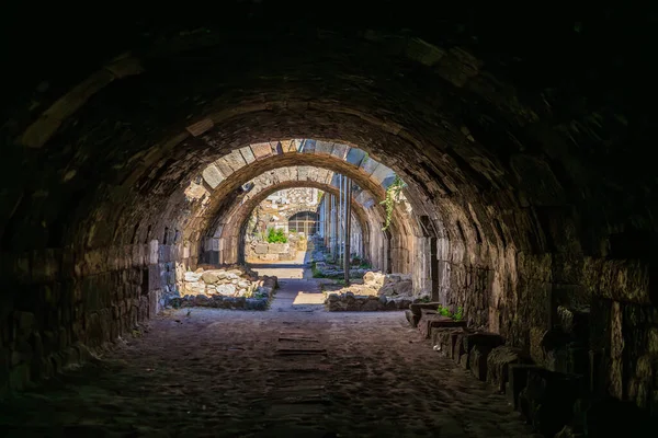Tarihi harabelerde güneşli yollarda antik taş kemerler. İzmir, İzmir 'de antik İzmir kalıntıları.