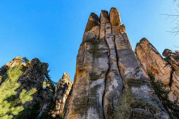 Doğa parkında açık mavi gökyüzüne karşı görkemli kum taşı oluşumları.