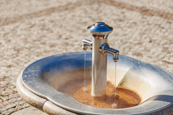 Halka açık içme çeşmesine yakın çift ağızlı ve akan suyla..