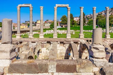 Antik Roma agora kalıntıları İzmir 'de görkemli kolonlar ve taş kemerler ile. 4 Ağustos 2025, İzmir Türkiye.