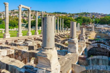 İzmir 'de mavi gökyüzünün altında taş sütunları olan antik Roma harabeleri. 4 Ağustos 2025, İzmir Türkiye.