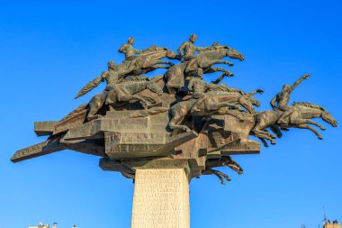 Dinamik bronz at heykeli açık mavi gökyüzüne karşı. 4 Ağustos 2025 İzmir Türkiye.