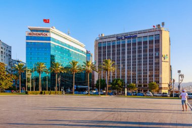 Binalar ve palmiye ağaçları olan bir şehir. 4 Ağustos 2025 İzmir Türkiye.