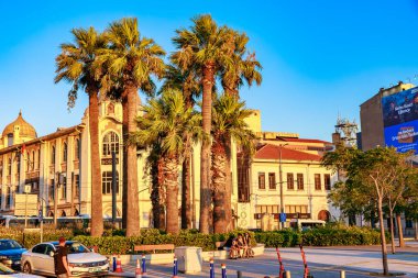 Şehir meydanında tarihi mimari ve palmiye ağaçları. 4 Ağustos 2025 İzmir Türkiye.