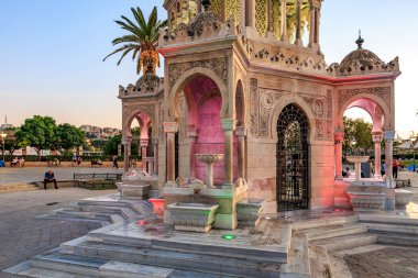 Gün batımında kare şeklinde tarihi saat kulesi. 4 Ağustos 2025, İzmir Türkiye.