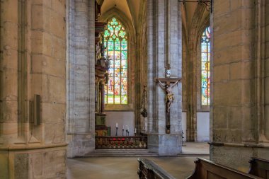 Gotik katedralin içi boyalı cam ve haçla kaplı 22 Mart 2025, Kutna Hora, Çek Cumhuriyeti.