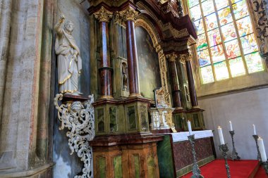 Barok sunağı tarihi kilisede vitray pencereli ve heykelli 22 Mart 2025, Kutna Hora, Çek Cumhuriyeti.