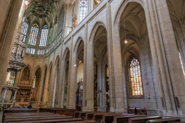 Görkemli gotik katedralin içi boyalı cam ve tonoz tavanlı 22 Mart 2025, Kutna Hora, Çek Cumhuriyeti.