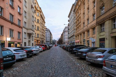 Alacakaranlıkta park halindeki arabalarla şehir manzarası. 22 Mart 2025 Prag Çek Cumhuriyeti.