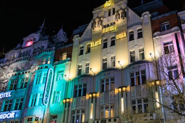 Prag 'ın Wenceslas Meydanı' ndaki tarihi otel cephesini aydınlattı. 22 Mart 2025 Prag Çek Cumhuriyeti.