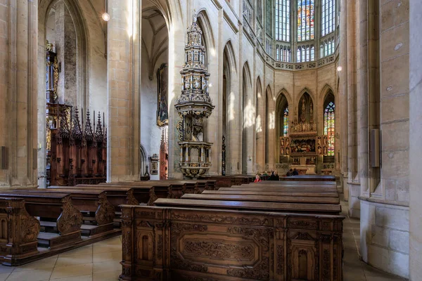 Tarihi gotik katedralin içinde süslü ahşap sıralar ve vitray pencereler 22 Mart 2025, Kutna Hora, Çek Cumhuriyeti.