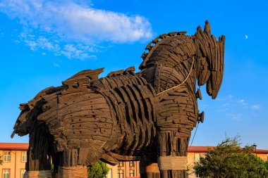 Mavi gökyüzüne karşı heybetli Truva atı heykeli.