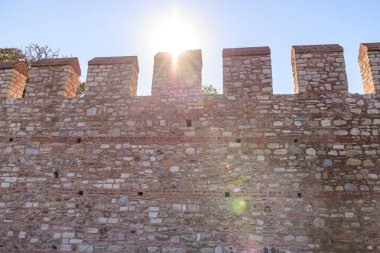 Güneş ışığıyla kaplı antik kale duvarı..