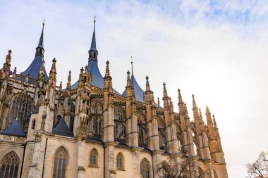 Kutna Hora 'da gün batımında Gotik mimari St. Barbara' nın kilise kuleleri.